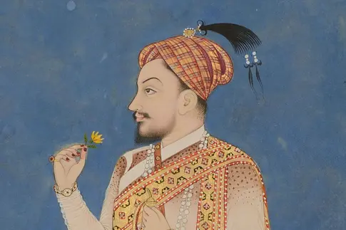 Mann mit Turban und verziertem, tailliertem, kleidartigem Gewand, Seitenansicht