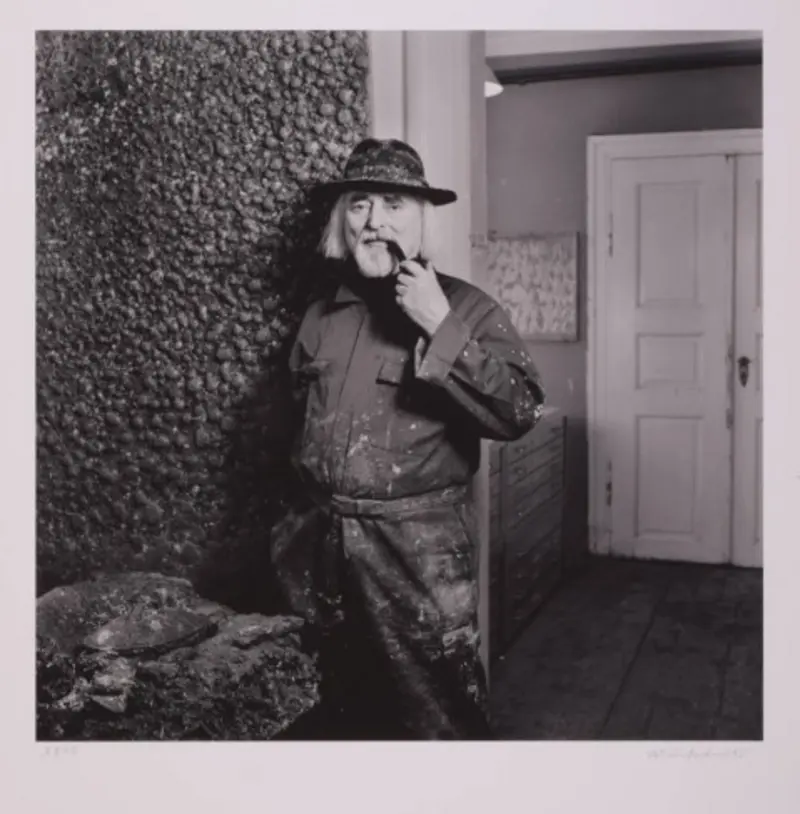 Mann der eine Pfeife raucht