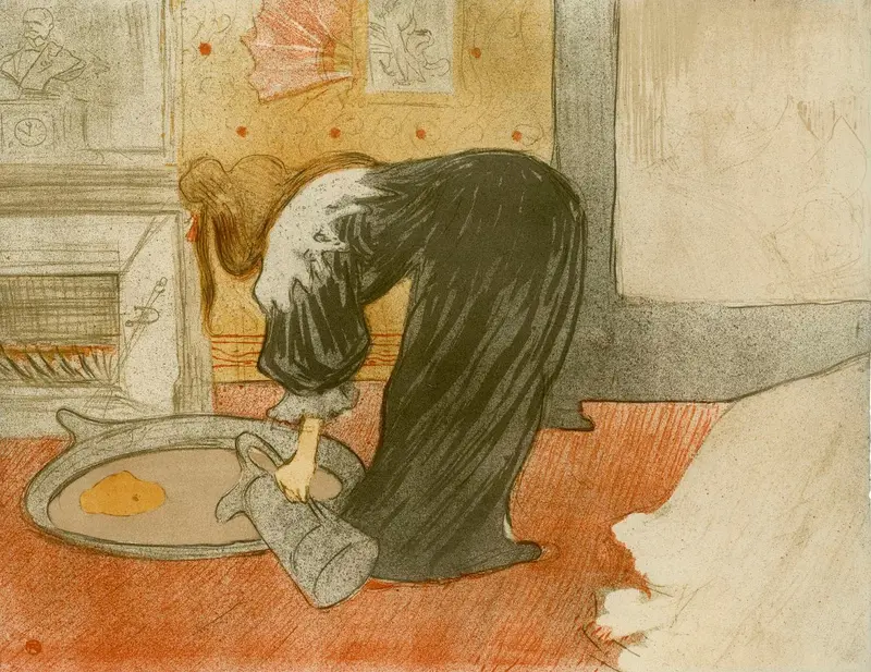 Frau in schwarzem Kimono bückt sich über einen Waschzuber, eine Kanne in der Hand. 