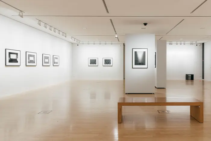 Raumansicht mit Kunstwerken und Besucherin