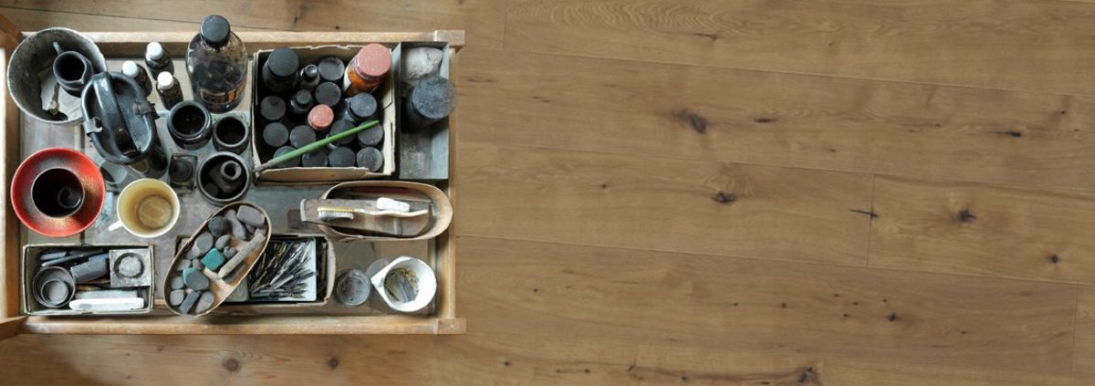 Eine Holzkiste mit Farben und Pinseln