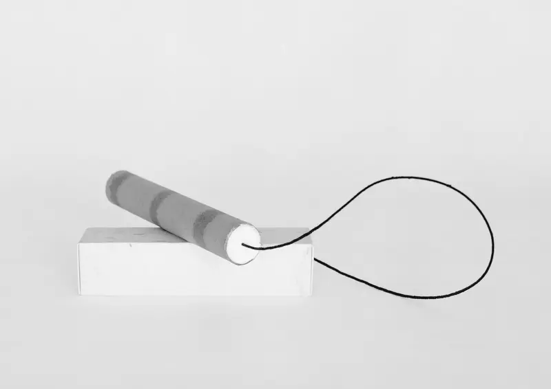 Dynamitstange mit Zündschnur auf einem Kästchen