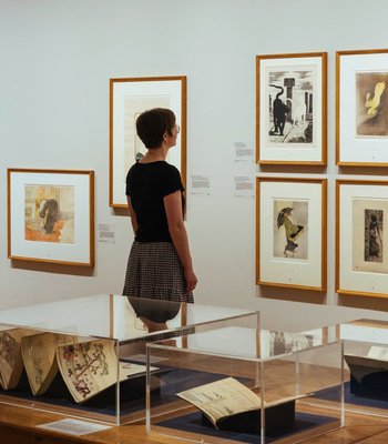 Ausstellungsansicht "Japan auf Papier in Dresden" im Kupferstich-Kabinett, Staatliche Kunstsammlungen Dresden 3 Frauen stehen vor einer Wand mit gerahmten Bildern auf Papier
