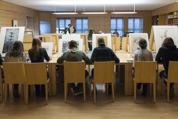 Blick in den Studiensaal im Kupferstich-Kabinett Personen sitzen an Tischen, darauf Graphiken aufgestellt