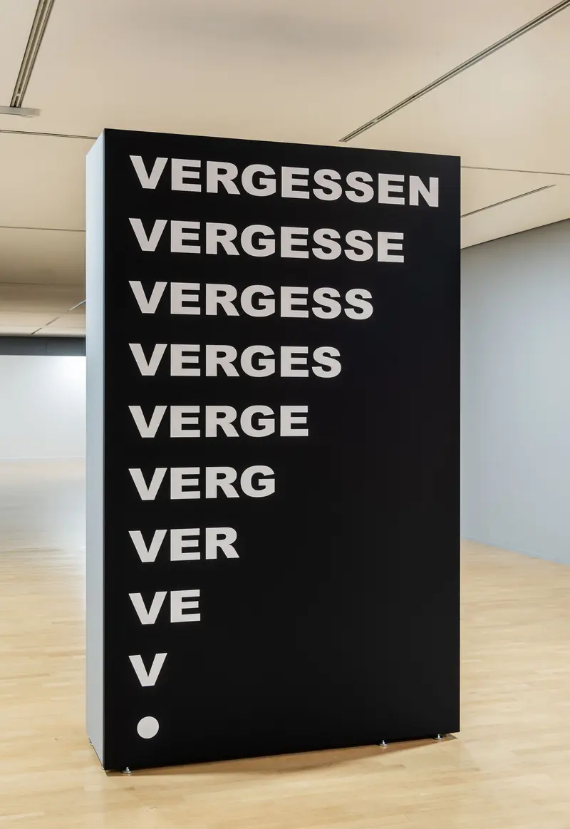 Eine breite, schwarze Säule mit dem Wort Vergessen in weißer Schrift.