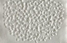 Günther Uecker, Weisse Wolke, 1989 Kreisförmig angeordnete Auskerbungen auf weißem Untergrund.