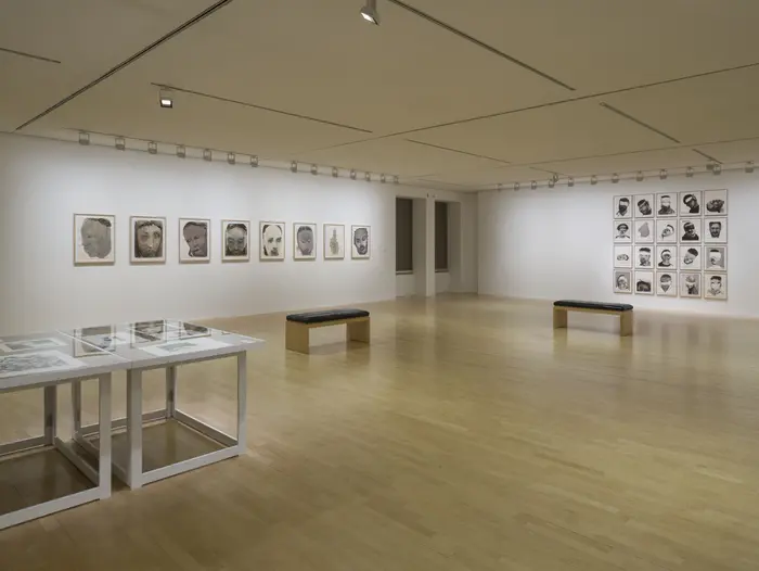 leerer Raum mit Kunstwerken an der Wand