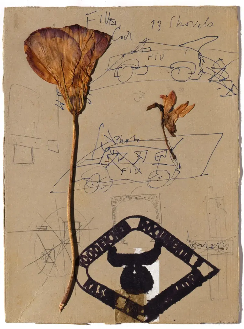 Ein DINA4-Blatt mit groben Skizzen von Autos, darauf liegt eine gepresste Blume.