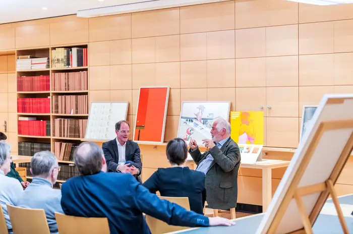 Zwei Männer diskutieren vor Publikum.