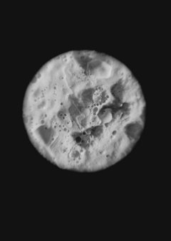Kreisförmiges Objekt mit Kratern