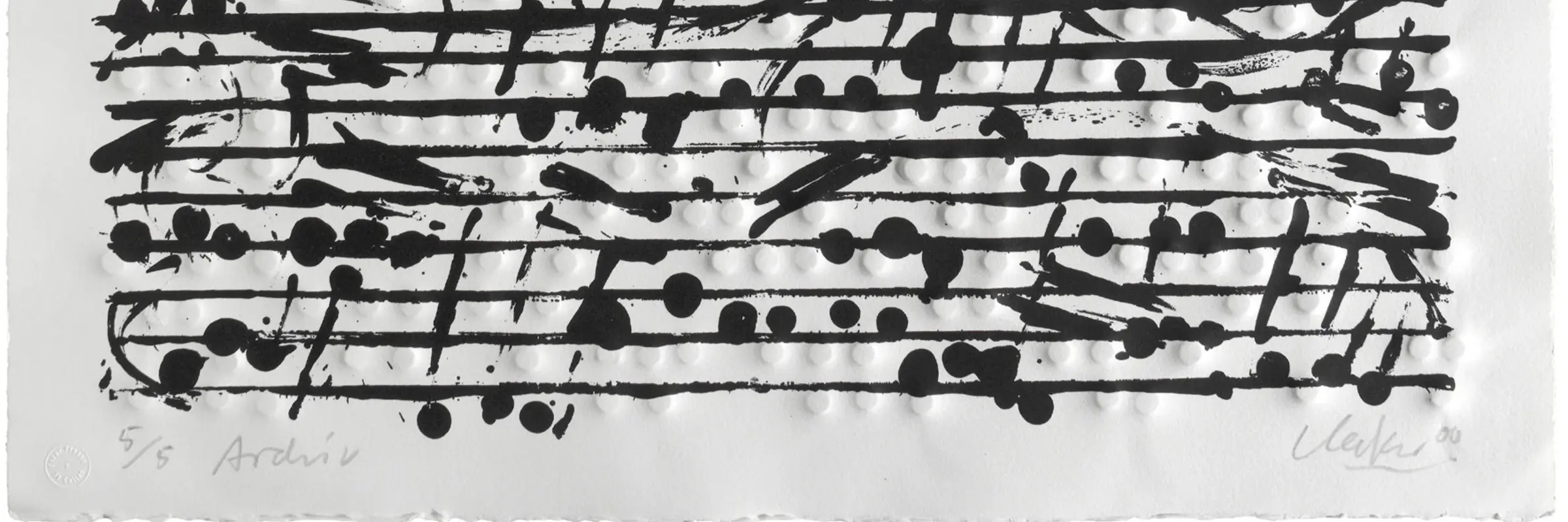 Horizontal verlaufende, schwarze Linien mit Punkten und Strichen bedecken ein weißes Blatt Papier.