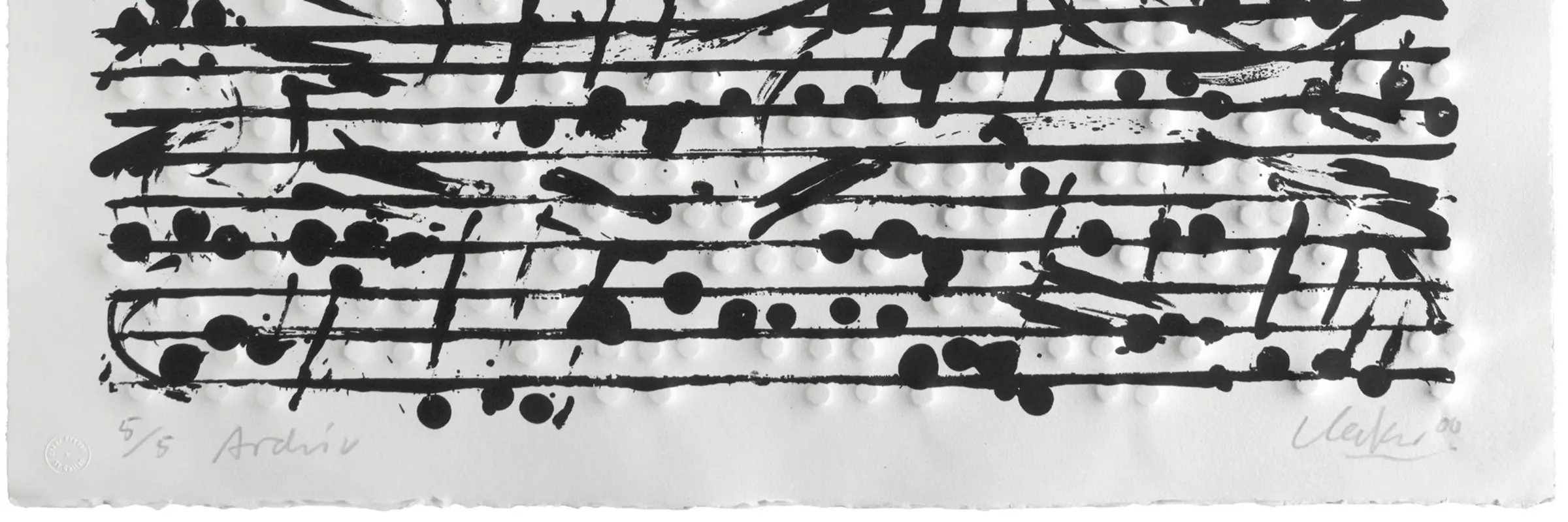 Horizontal verlaufende, schwarze Linien mit Punkten und Strichen bedecken ein weißes Blatt Papier.