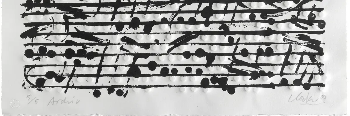 Horizontal verlaufende, schwarze Linien mit Punkten und Strichen bedecken ein weißes Blatt Papier.