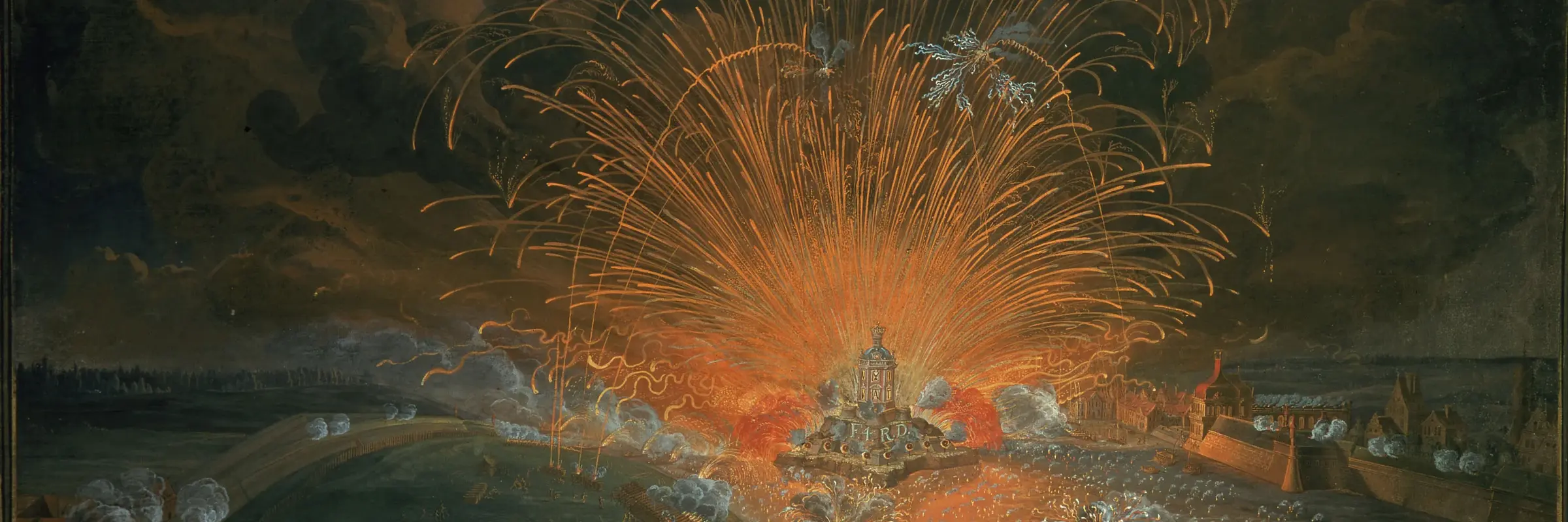 Ein orange-rotes Feuerwerk am Ufer eines Flusses bei Nacht.