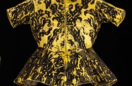 Prunkkleid des Kurfürsten August von Sachsen, Leibrock, Wams und Hose, zwischen 1567 und 1575 zwei Kleidungsstücke in gelb und schwarz