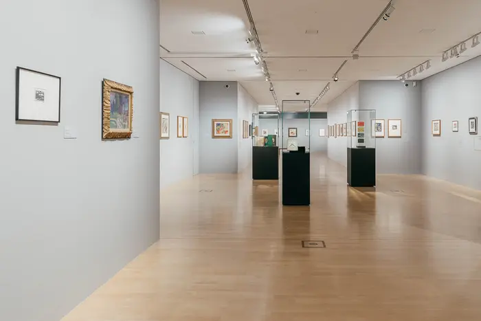 Raumansicht mit Kunstwerken und Besucherin