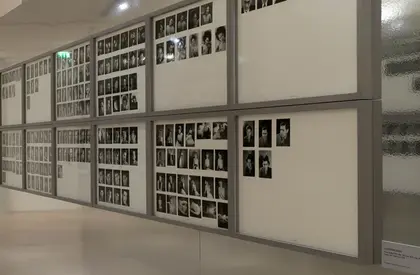 Ein Ausstellungsraum mit vielen Schwarz-Weiß-Fotografien an den Wänden.