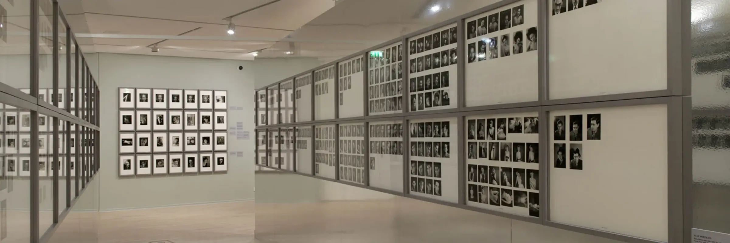 Ein Ausstellungsraum mit vielen Schwarz-Weiß-Fotografien an den Wänden.