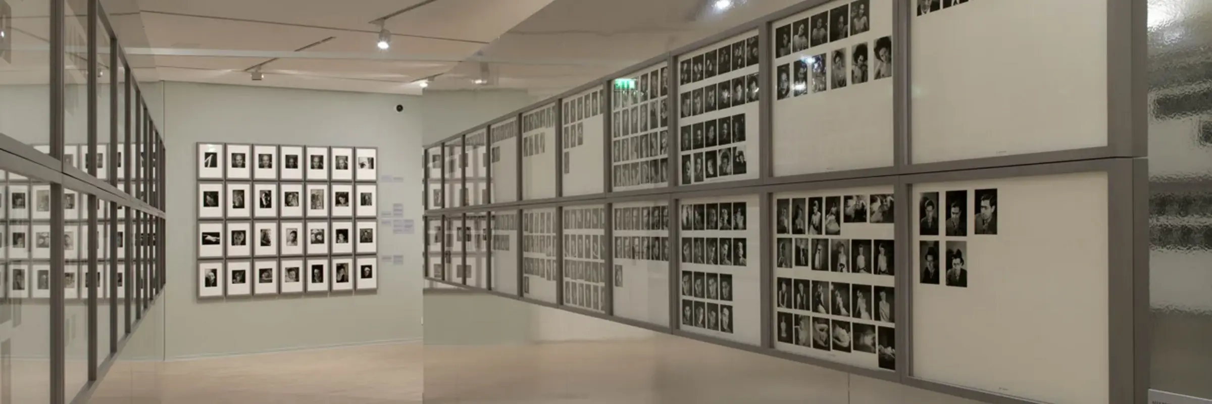 Ein Ausstellungsraum mit vielen Schwarz-Weiß-Fotografien an den Wänden.