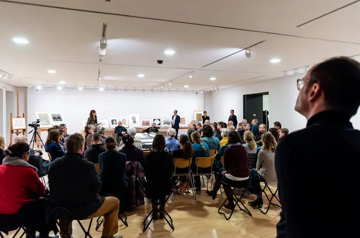 Eine Veranstaltung in einem Ausstellungsraum.