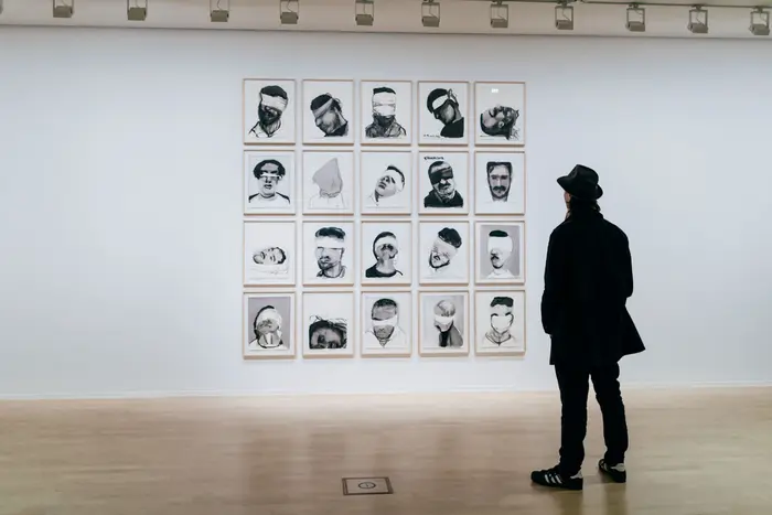 Ansicht der Serie Blind Folded von Marlene Dumas.