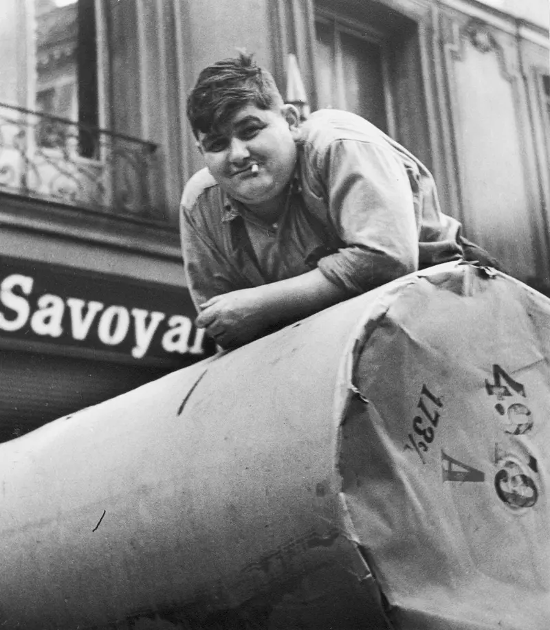 Fred Stein, Newspaper Roll, Paris 1934