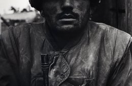 schwarz-weiß Fotografie eines Soldaten unter Granatenshock