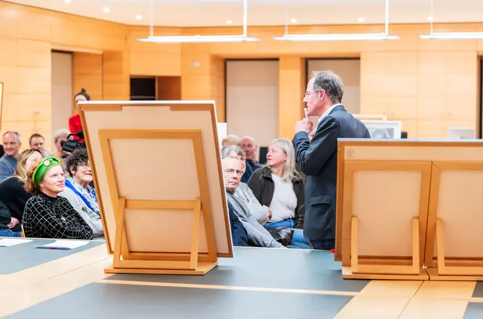 Eine Veranstaltung mit Publikum in einem Ausstellungsraum.