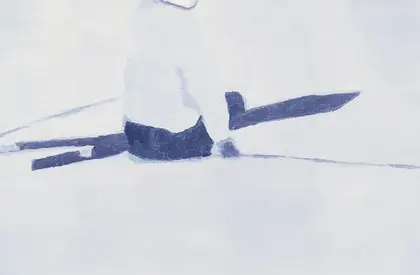 ein im Schnee sitzender Ski-Fahrer