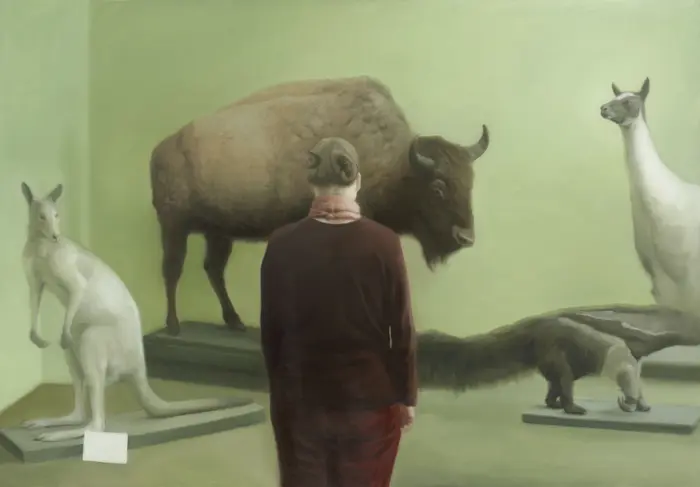 Ein Ölgemälde zeigt eine Frau, die eine Vitrine mit Stofftieren in einem zoologischen Museum anschaut