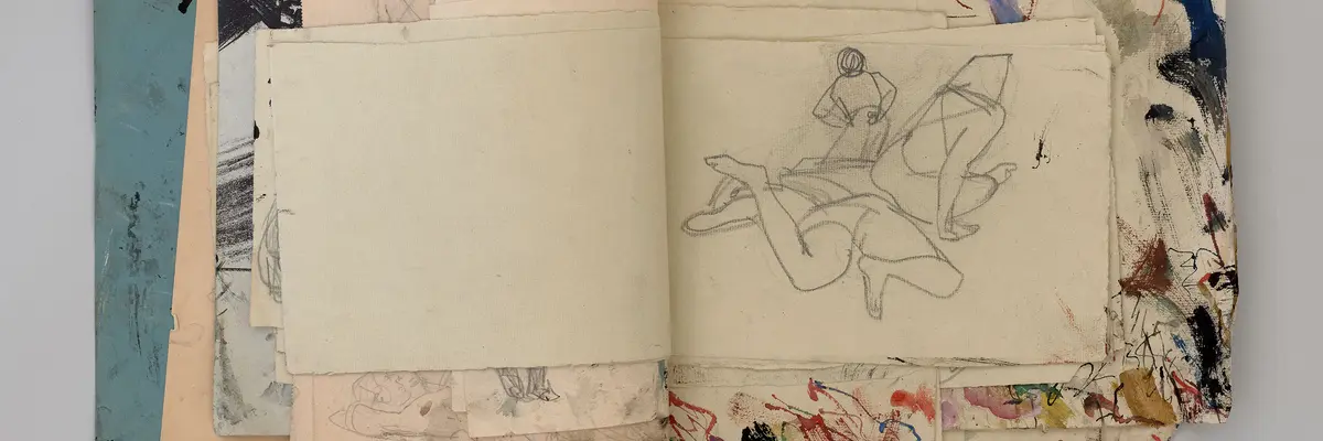 Blätter mit Skizzen in verschiedenen Größen wie ein Buch aneinandergeheftet.