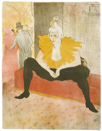 Lächelnde Frau sitzt mit gespreizten Beinen, im Hintergrund festlich Gekleidete
