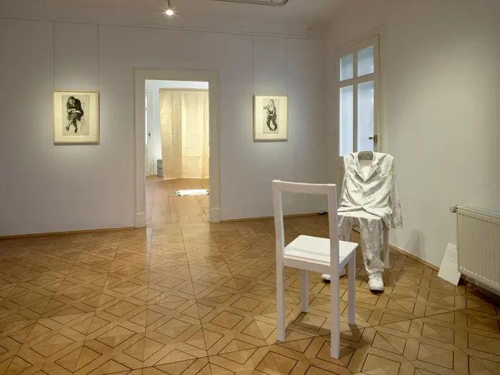 Ausstellungsraum mit Werken