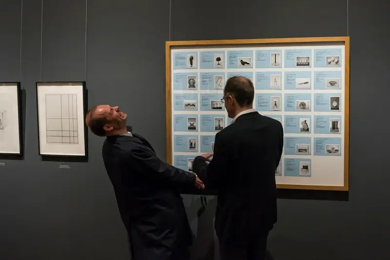 Zwei Männer in einer Ausstellung