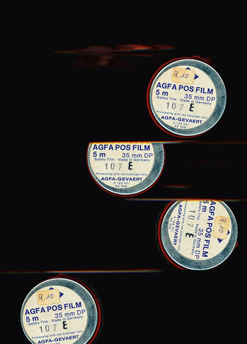 vier alte Filmrollen auf schwarzem Hintergrund