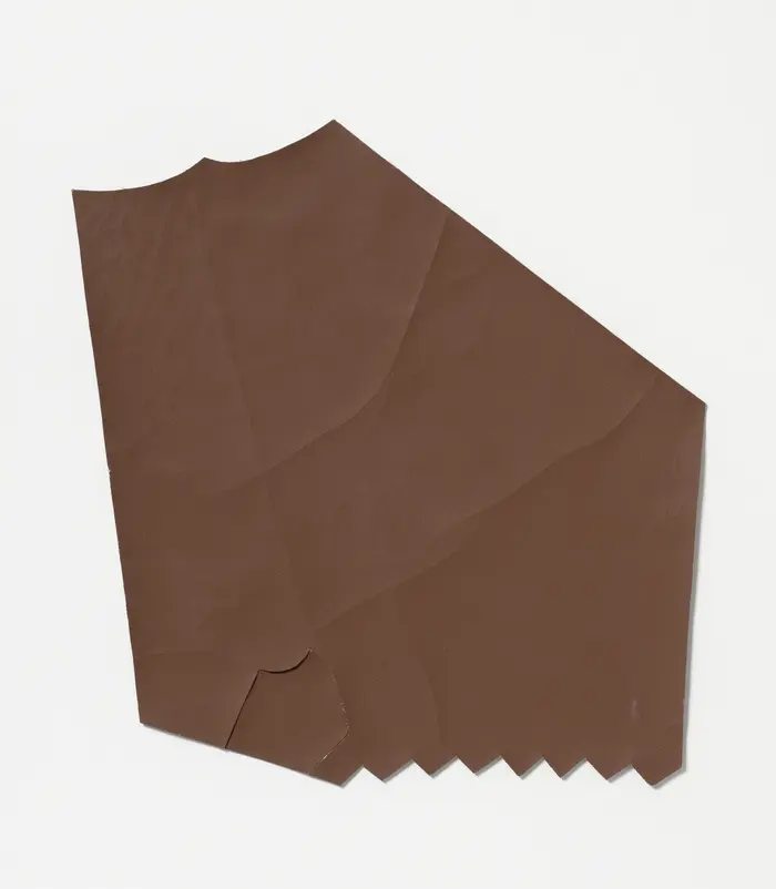 braunes Papier mit Zacken auf weißem Untergrund