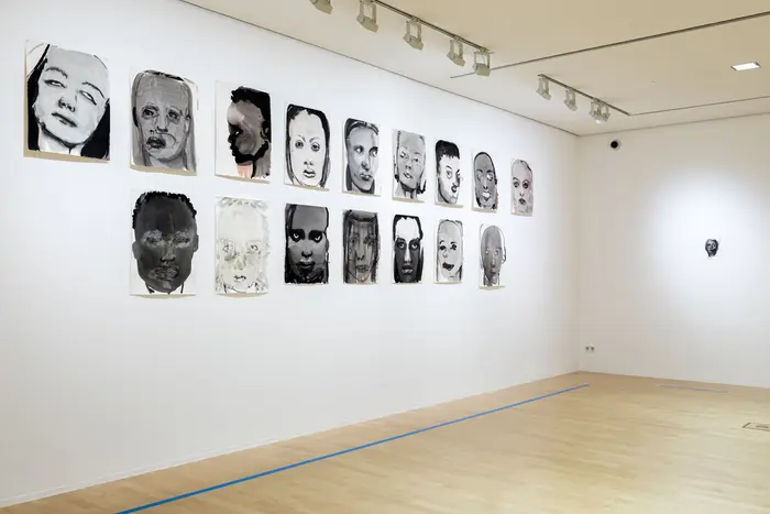Wandaufnahme mit der Serie Rejects von Marlene Dumas.