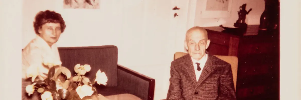 Ein quadratisches Foto zeigt einen Mann und eine Frau am Tisch