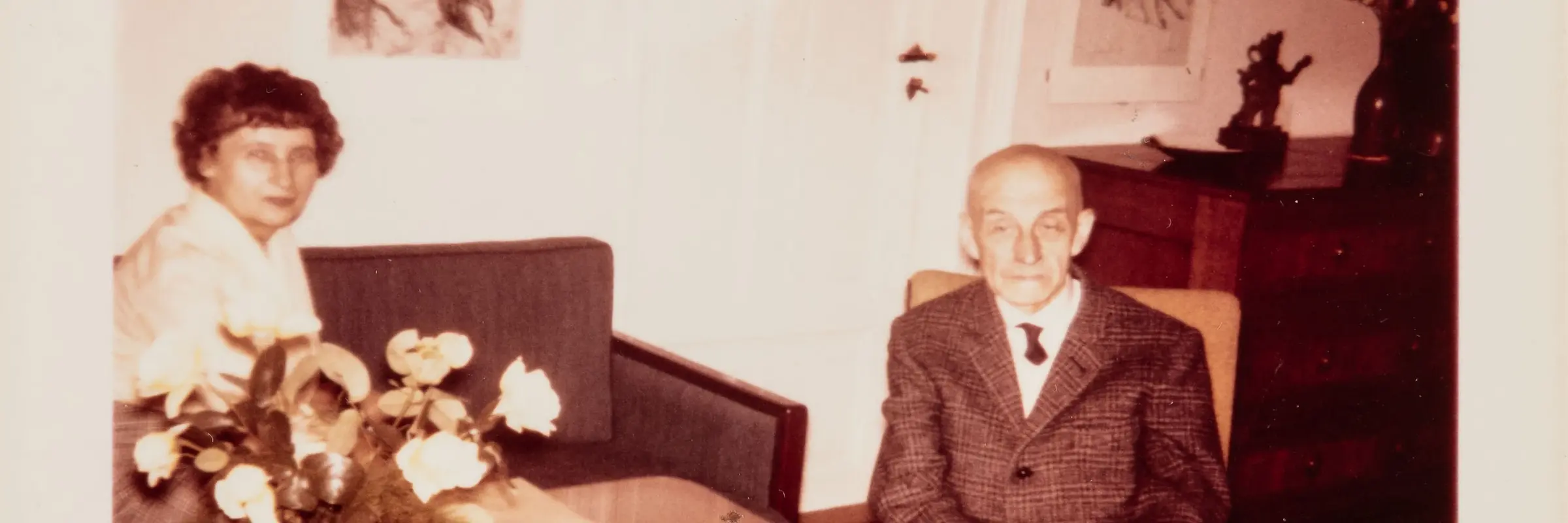 Ein quadratisches Foto zeigt einen Mann und eine Frau am Tisch