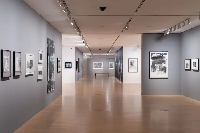 Raumansicht mit vielen Kunstwerken rechts und links an der Wand