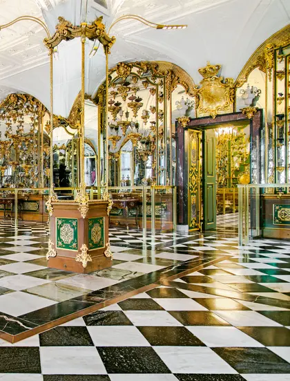 Blick in einen prunkvollen Raum mit Spiegeln und Ausstellungsstücken