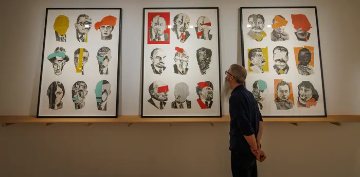 Person vor Kunstwerken