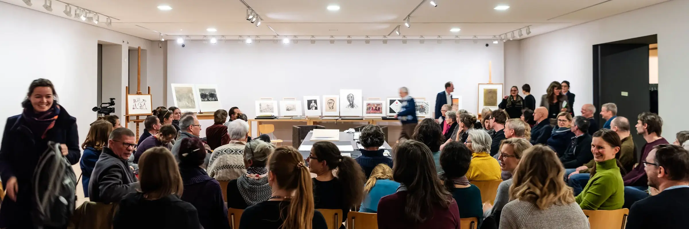 Eine Veranstaltung in einem Ausstellungsraum.