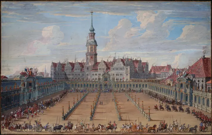 Der Panoramablick auf einen Schlosshof mit Paradezügen aus Pferden und Kutschen.