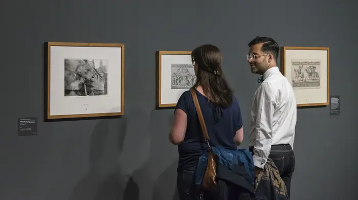 Besucher betrachten Grafiken